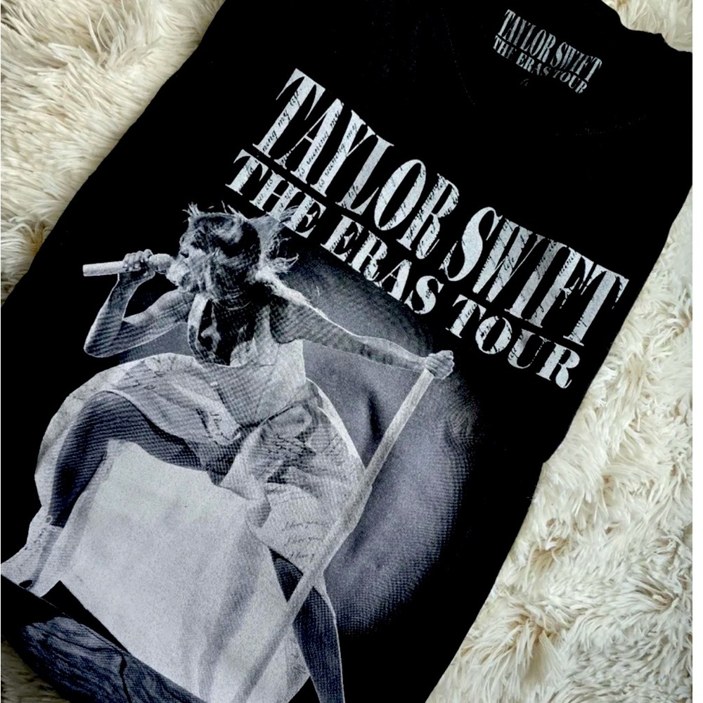The Eras Tour TTPD Live Photo Oversized T-Shirt size LARGE, men’s/unisex